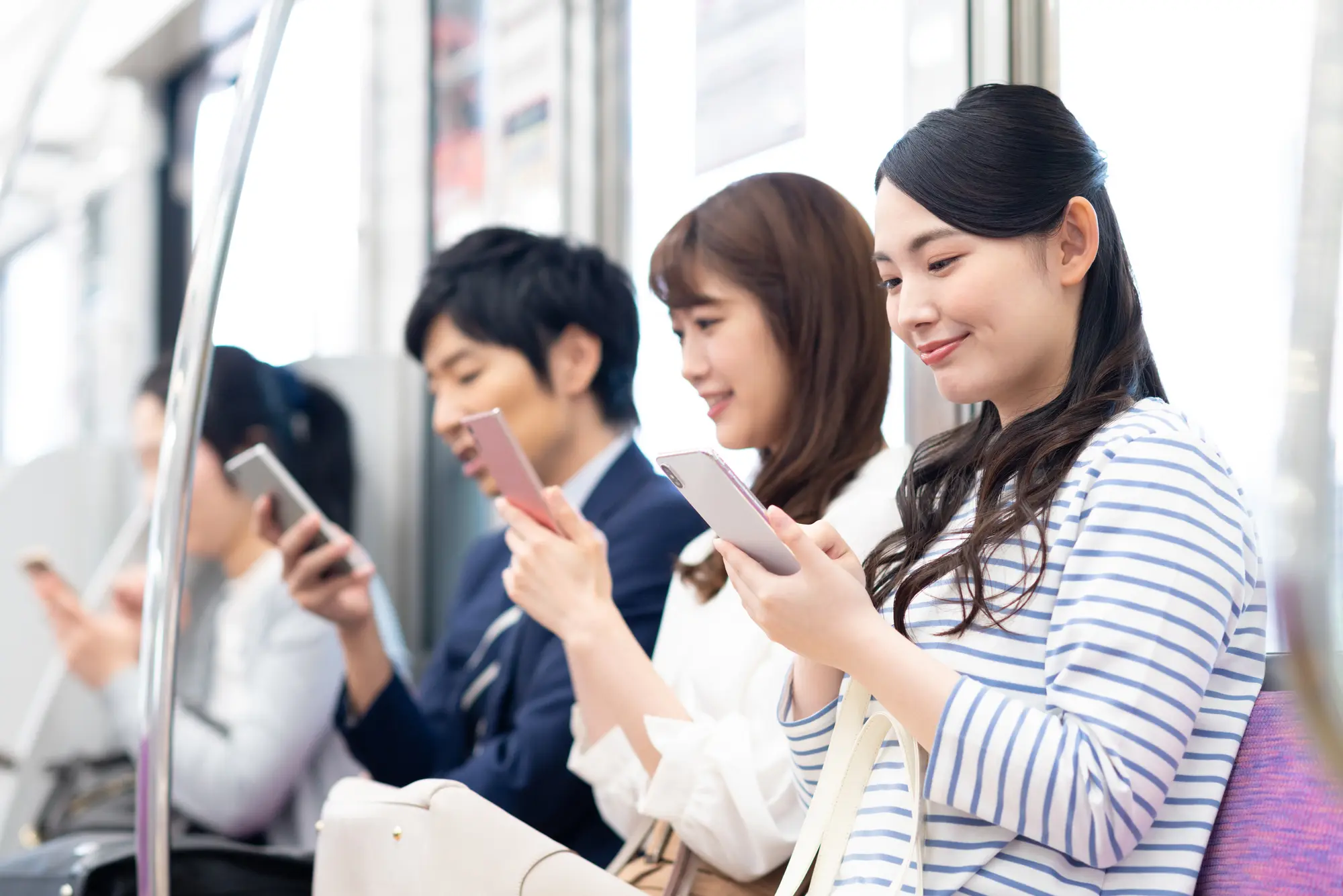 スマホを操作する人たち
